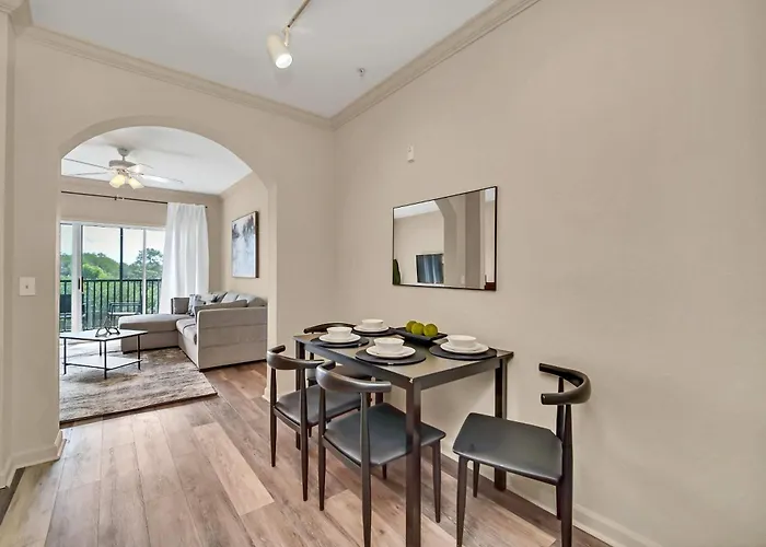 Bright Condo - 2Br With Pool & Hot Tub, Near Disney!