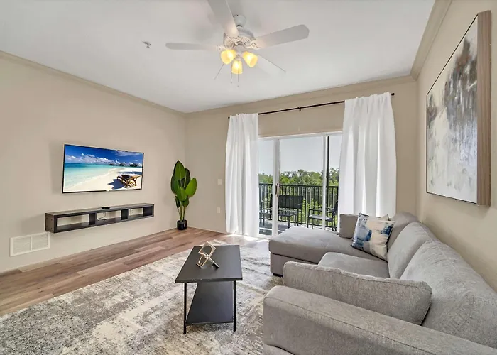 Bright Condo - 2Br With Pool & Hot Tub, Near Disney!